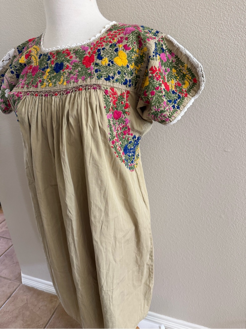 Mexican Dress Womens SZ M Tan Floral Embroidered Short Sleeve 100% Cotton - Picture 4 of 6